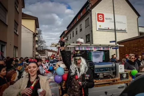 45 Zugteilnehmer, über 850 mitlaufende Menschen und noch viel mehr Zuschauer entlang der Umzugsstrecke. 