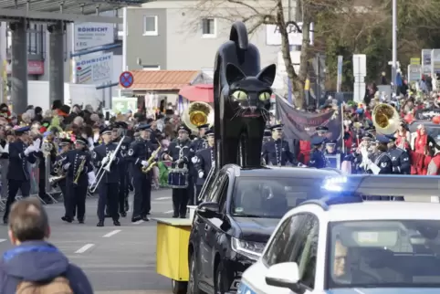Frisch überarbeitet führte die Bruchkatze den Umzug an – dicht gefolgt von der USAFE Marching Band.