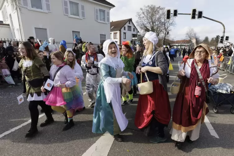 Eine bunte Truppe: der Altenglaner Carneval Verein mit dem M&auml;nnerballett und den Schlachtenbummlern.