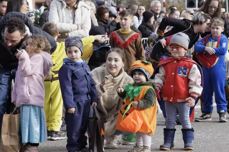 Unter den Besuchern sind nat&uuml;rlich wieder viele toll verkleidete Kinder, die sich auf S&uuml;&szlig;igkeiten freuen. 