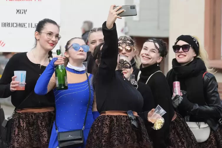 Den Moment am Fasnachtsdienstag muss man festhalten: Eine Tanzgruppe des MGV Bruchweiler stoppt zum Selfie.