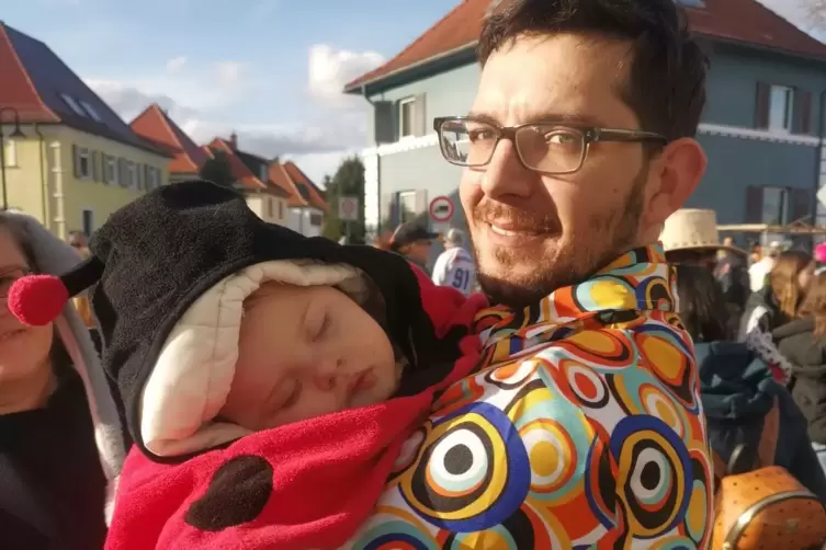 Loreley tr&auml;umt bei Papa Pero vom Marienk&auml;ferdasein.