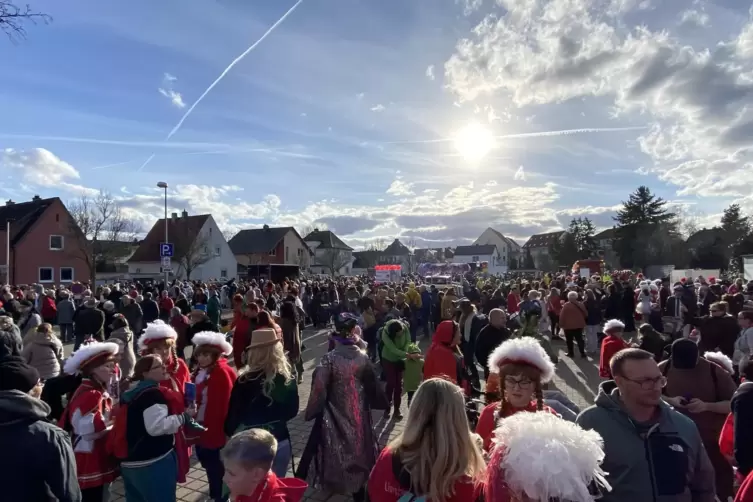 Nach dem Umzug wurde vorm Palatinum Stra&szlig;enfasnacht gefeiert. 