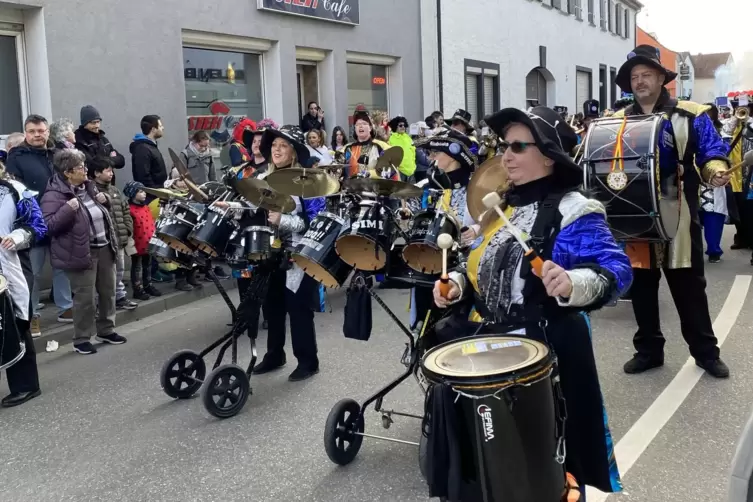 Zugnummer eins waren die Ludwigshafener Guggemusiker &bdquo;Die Huddeschnuddler&ldquo; &ndash; und die heizten ordentlich ein. 