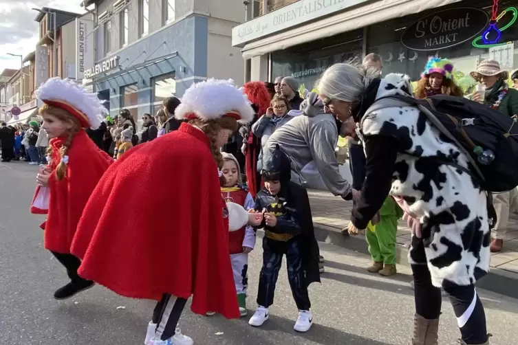 Die &bdquo;gro&szlig;en&ldquo; Fasnachter versorgen die kleinesten mit Gutsel und Gummib&auml;rchen.