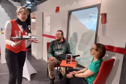 Das Gaunerpärchen Rudolf und Kati (Thorben Frey und Tanja Fischer) mimt ganz normale Touristen. Zugchefin Gesine Grube-Steckel (
