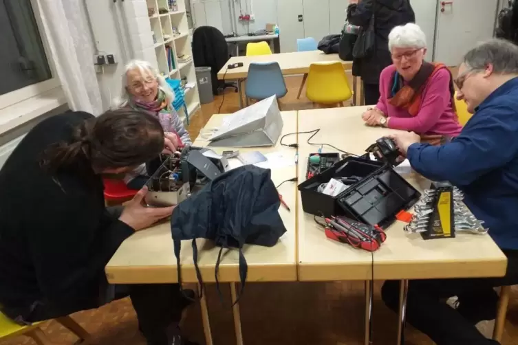  Edeltraud Simon (links) und Charlotte Mittermaier-Frenkle bestaunen die Arbeit der Reparateure.