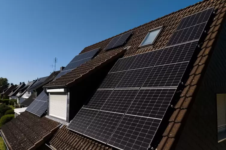 Eine Photovoltaikanlage kostet bis 15.000 Euro oder mehr. Am besten lassen sich Schäden am eigenen Stromkraftwerk durch einen Zu