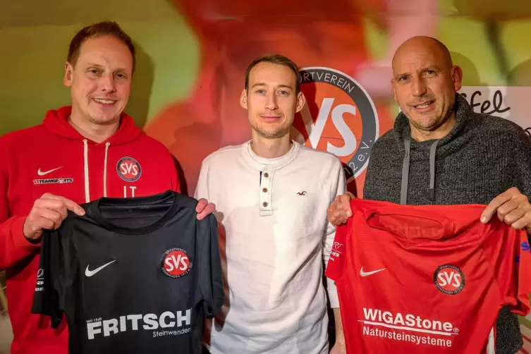 Der Sportliche Leiter des SV Steinwenden, Lars Theobald (links), und der 1. Vorsitzende Steffen Schmidt (rechts) präsentieren de