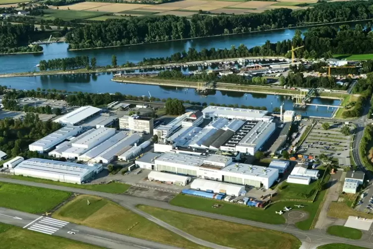 Größter Standort: Das Speyerer Werk von PFW Aerospace liegt zwischen Flugplatz und Rheinhafen.