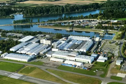 Größter Standort: Das Speyerer Werk von PFW Aerospace liegt zwischen Flugplatz und Rheinhafen.