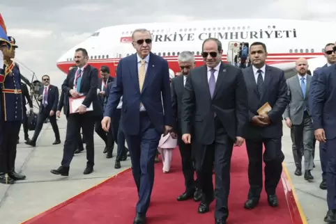 Ende der Eiszeit: Abdel Fattah al-Sisi, Präsident von Ägypten (Mitte auf dem roten Teppich), holte den türkischen Präsidenten Re