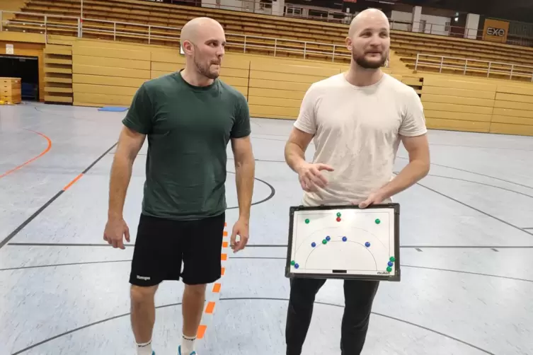 Taktische Instruktionen vom neuen Trainerduo Jonas Baumgart (rechts) und Lukas Baumgart.