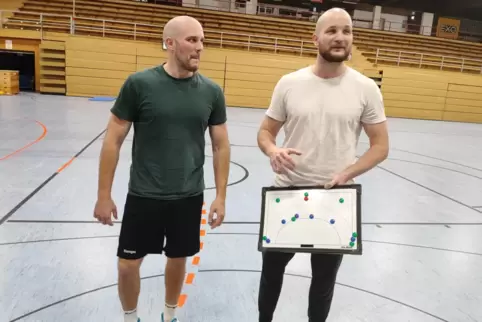 Taktische Instruktionen vom neuen Trainerduo Jonas Baumgart (rechts) und Lukas Baumgart.