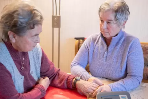 Ingeborg Heller (links) kann ihren Hausnotrufknopf wieder benutzen. Tochter Ramona Martin ist zwar erleichtert, sie ärgert sich 