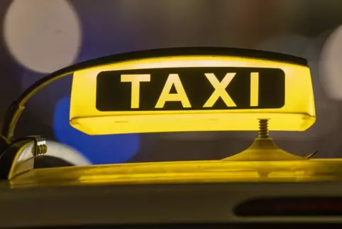 Das Wort von Taxi leitet sich vom Taxameter ab. Erfunden hat das Gerät in den 1880er Jahren der Stuttgarter Friedrich Bruhn. Es 