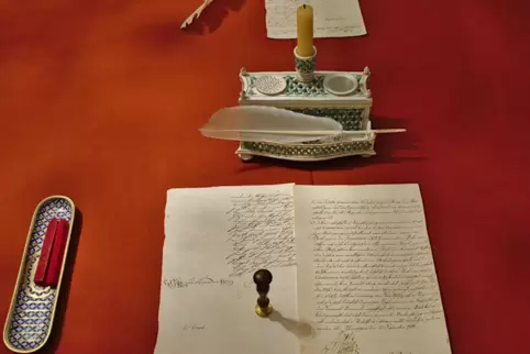  Schreibzeug aus Frankenthaler Porzellan nebst einem Faksimile (Nachdruck/Nachbildung) des Dokuments, mit dem der Kurfürst anno 