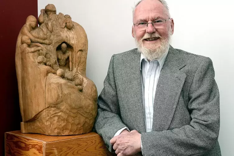 Wolfgang Seipenbusch mit einer seiner Skulpturen 2017 bei einer Ausstellung im Winnweilerer Rathaus.