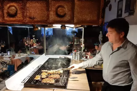 Im griechischen Restaurant „Zum Rathaus“ bereitet Küchenchef Theo Papadopoulos am Holzkohlengrill unter den Augen der Gäste das 