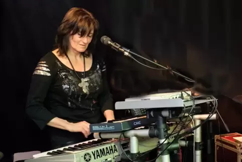  Sängerin an den Keyboards von San Salvador: So kennt das Publikum Maria Hemm. 