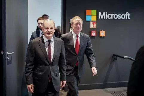 Kanzler Olaf Scholz (links) gratulierte Microsoft-Präsident Brad Smith zur geplanten Investition. 