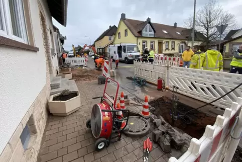 Auflauf an der Einsatzstelle: Die Miesauer Straße in Sand war am Donnerstag über Stunden hinweg abgeriegelt. 