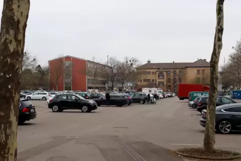 Auf dem Messplatz in Landau sind unter anderem wegen des Abrisses der Süwega-Halle Parkplätze entstanden. 