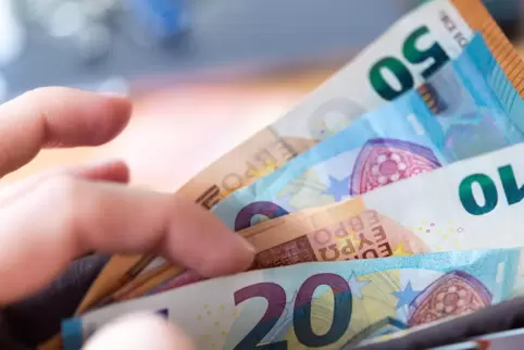 Oft geht es um viele Tausend Euro, die Senioren verlieren können, wenn sie auf Betrugsmaschen hereinfallen und keiner sie rettet