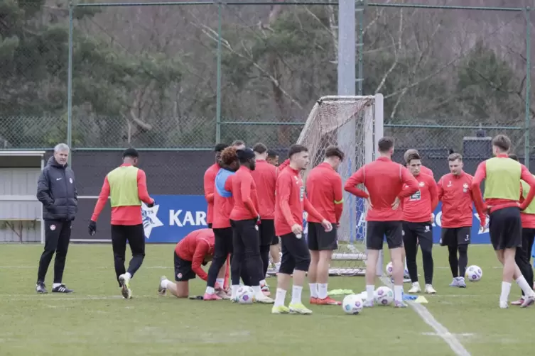 Hat die neuen Spieler im Blick: FCK-Coach Friedhelm Funkel. 