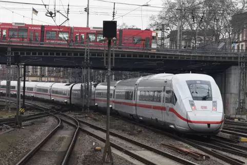 Von Mannheim nach Frankfurt ist die Fahrzeit mit dem ICE deutlich kürzer als mit einem Regional-Express. 