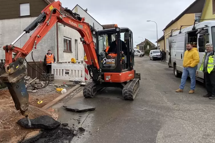 Erst als kein Gas mehr entwich, konnte auch die Leitung an der defekten Stelle ganz freigelegt werden. Dazu musste Asphalt weich