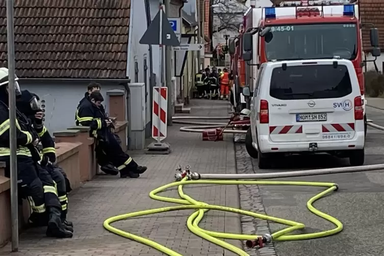 Auf alles vorbereitet: Wehr und Retter h&auml;tte in Sekundenschnelle eingreifen k&ouml;nnen. Notwendig war es zu aller Erleichterung aber