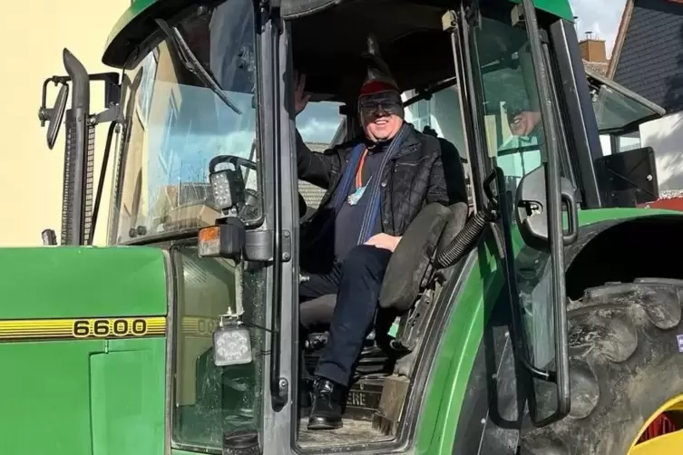 Landrat auf Traktor beim Umzug Mechtersheim 