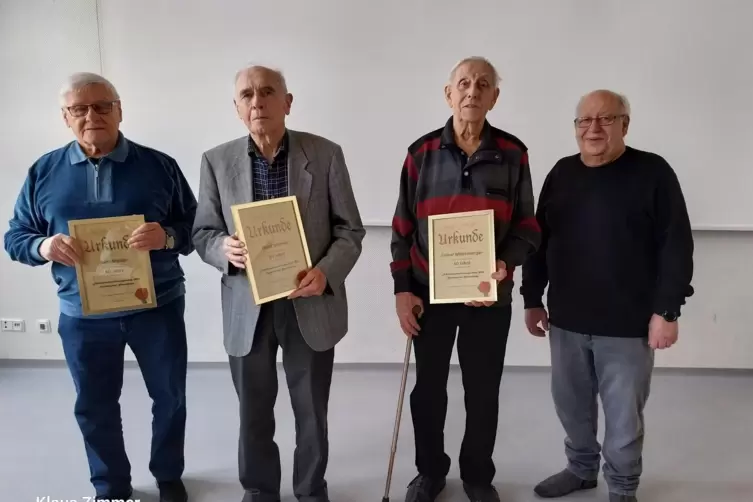Hans Molter, Horst Schmitt und Lothar Mildenberger wurden für ihre 60 Jahre währende Treue zum Verein geehrt. Rechts im Bild: de