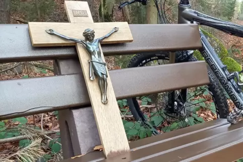 Auf einer Ruhebank entdeckte Hans-Walter Schulz dieses Kreuz.