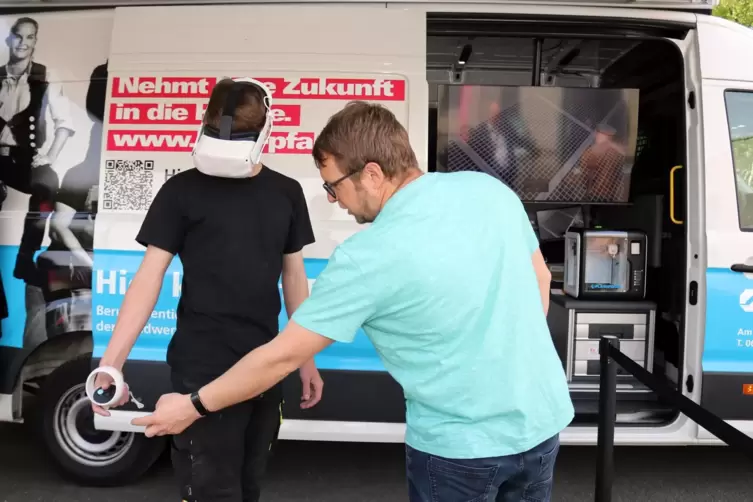 Am Berufsorientierungsmobil der Handwerkskammer kann auch mit einer VR-Brille virtuell lackiert werden. 