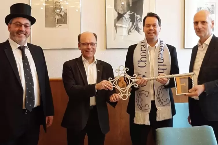Die Zeichen der Macht sind zurück im Rathaus (von links): Chorania-Präsident Thomas Kehl, Bürgermeister Bernd Knöppel, OB Nicola