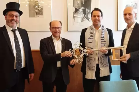 Die Zeichen der Macht sind zurück im Rathaus (von links): Chorania-Präsident Thomas Kehl, Bürgermeister Bernd Knöppel, OB Nicola