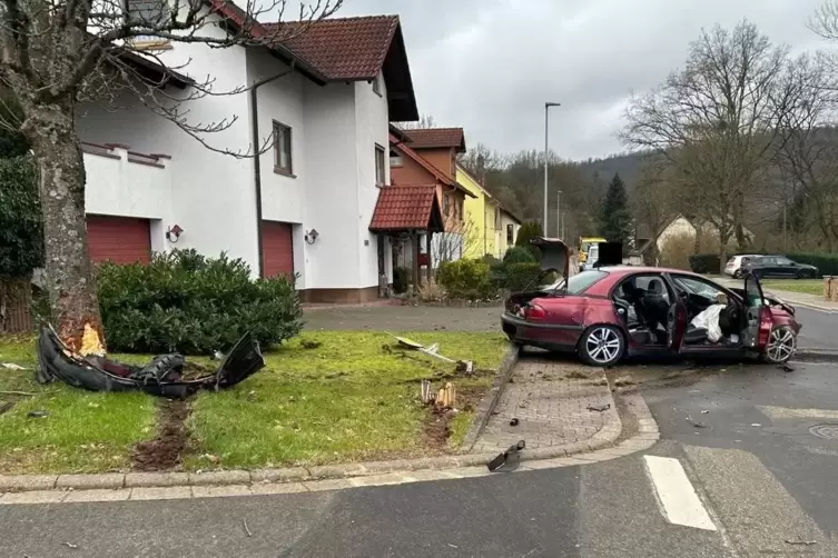 Der Fahrer des Unfallwagens wurde schwer verletzt ins Westpfalz-Klinikum gebracht. 