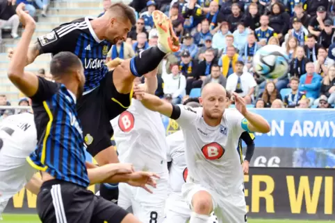 Stark: Kai Brünker trifft per Kopf für den 1. FC Saarbrücken. Waldhof-Kapitän Marcel Seegert kann’s nicht ändern. Die Szene stam