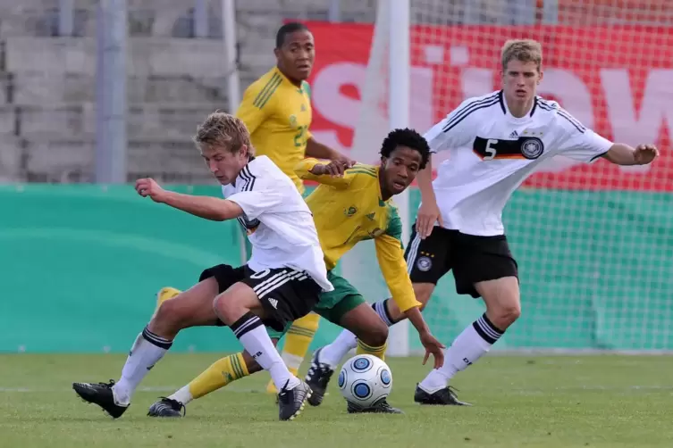 2009 war Lars Bender (rechts) in Pirmasens Torschütze für die deutsche U20 gegen Südafrika, 2024 kehrt er als Co-Trainer der U16