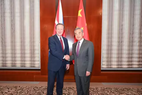 Wang Yi (rechts) bei seinem Zusammentreffen mit dem britischen Außenminister David Cameron zum Auftakt der Sicherheitskünferenz 