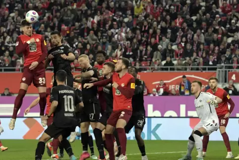 Jan Elvedi köpft zum 1:0 gegen Paderborn ein.