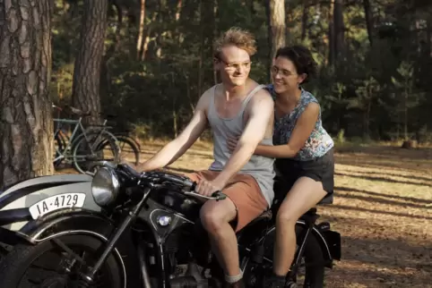 Eine der schönsten Filmszenen: Die frisch verliebten Hans und Hilde (Johannes Hegemann, Liv Lisa Fries) haben in „In Liebe, Eure