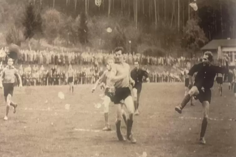 Emil Seibel (rechts) in den 1960er-Jahren beim Derby gegen den FC Dahn vor großer Kulisse. 