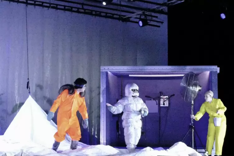 Gipfelstürmer in Aktion: Das Pfalztheater entführt mit dem zeitgenössischen Theaterstück „Hummer & Durst“ auf den Gipfel des Ber