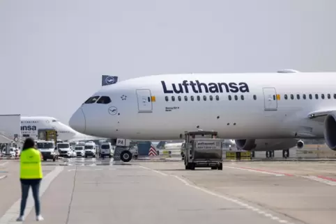 Eine Lufthansa-Maschine des Typs Boeing 787-9 steht auf dem Rollfeld am Frankfurter Flughafen. 