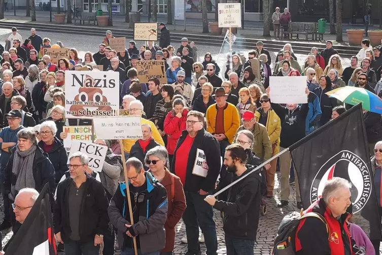 Rund 700 Menschen haben am Samstag in der Innenstadt gegen Rechtsextremismus demonstriert. 