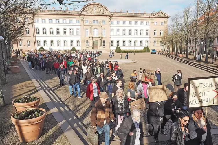 Die Teilnehmer liefen über Alexanderplatz und Fußgängerzone vors Rathaus.