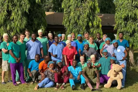 Gruppenbild im Garten: Die Mediziner aus Deutschland und Ghana bildeten ein großes gemeinsames Team.